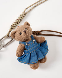 CHARM NG TEDDY SA DENIM NA PILE