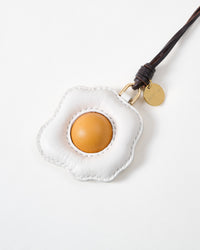 CHARM NG SUNNY-SIDE FRIED EGG NA PILE