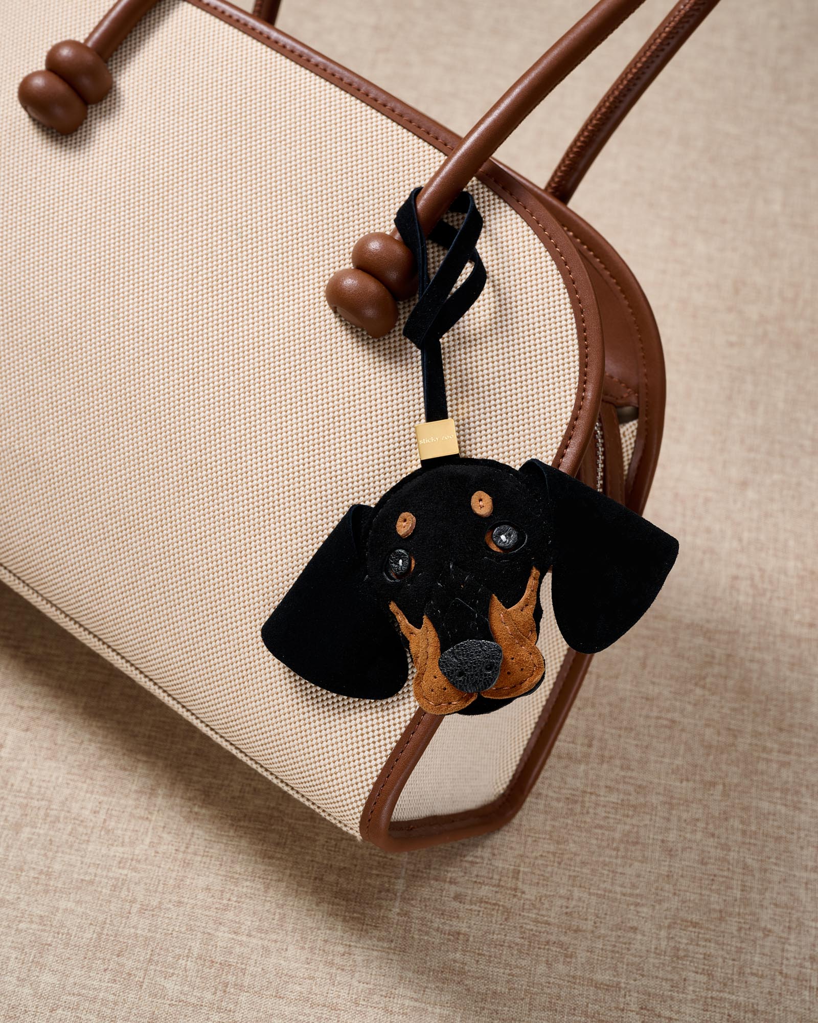 CHARM NG DASH DACHSHUND | EDISYON NG SUEDE