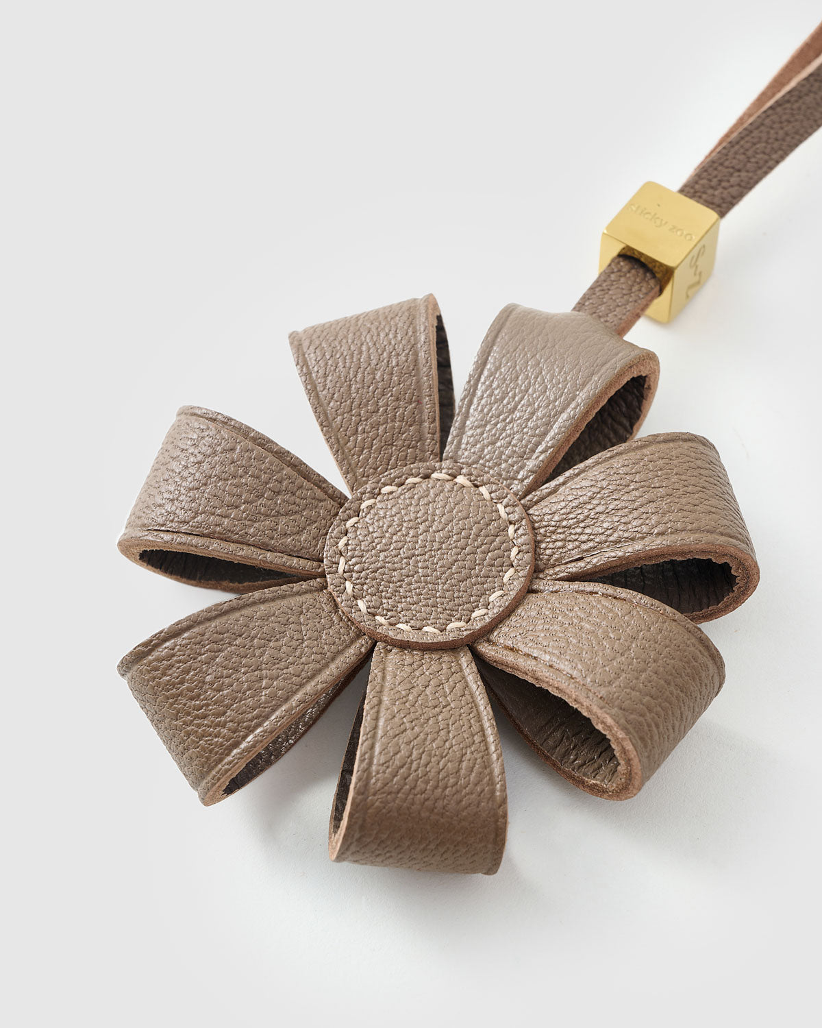 DAISY BAG CHARM