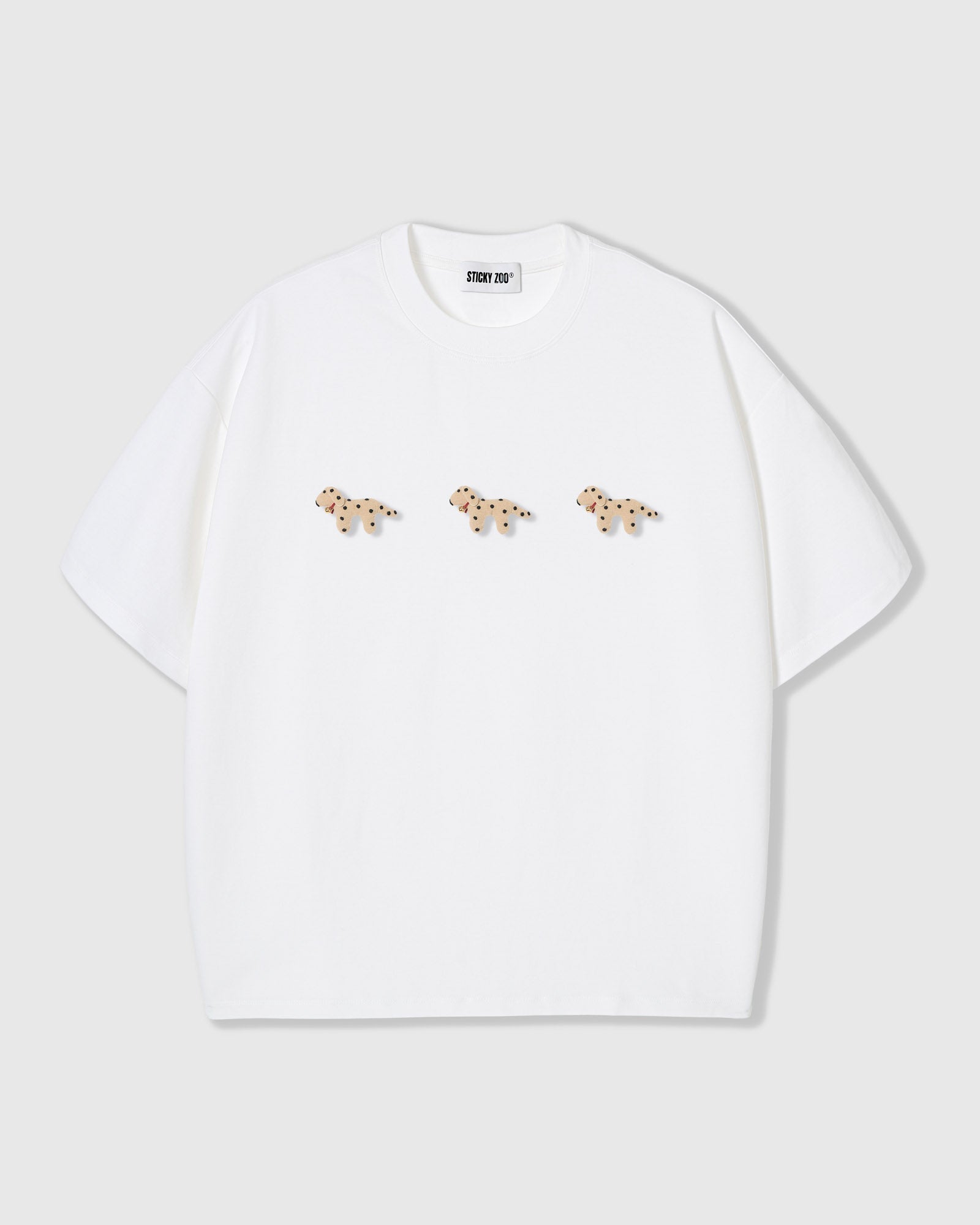 TRIO NG SPOTTY NA TUTA NA T-SHIRT — PUTI