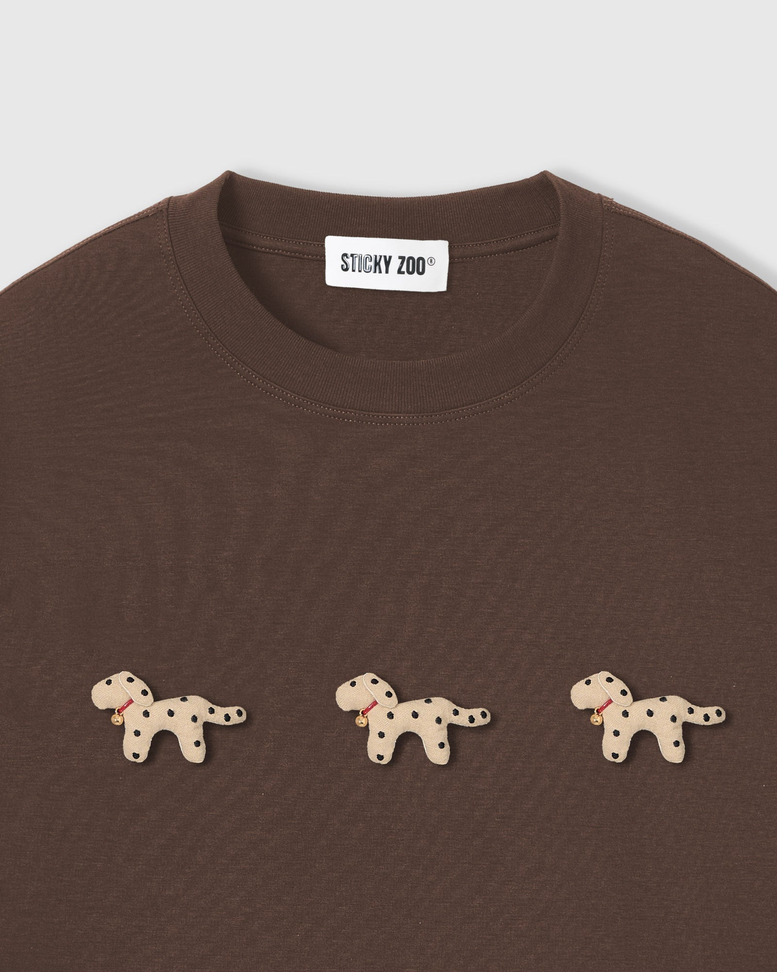 TRIO NG SPOTTY NA TUTA NA T-SHIRT — KAYUMANGGI