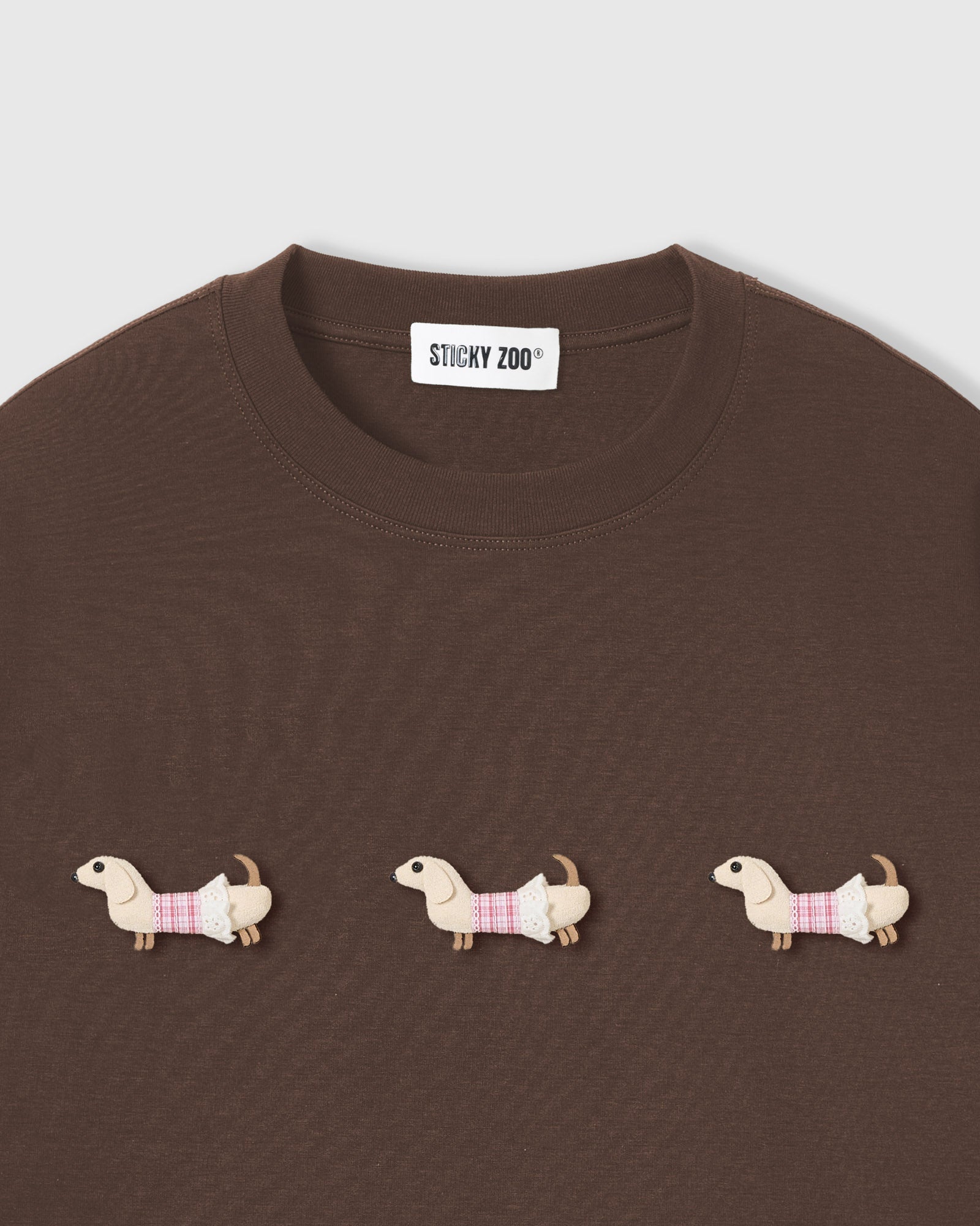 TRIO NG PLAID NA DACHSHUND NA T-SHIRT — KAYUMANGGI
