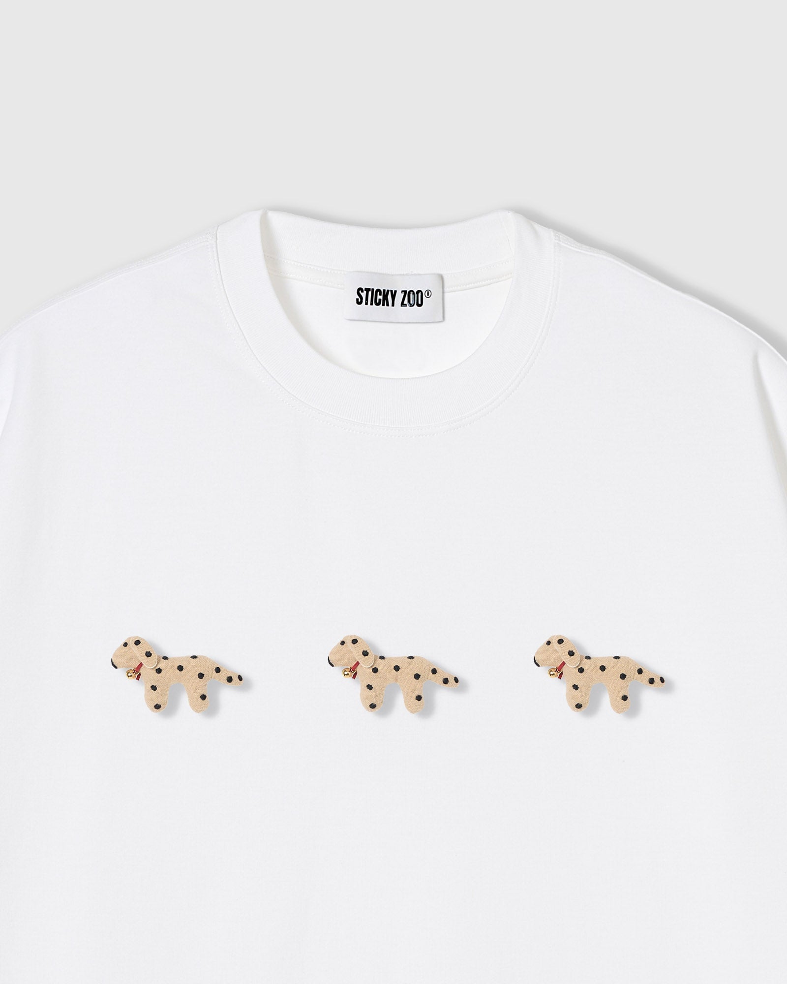 TRIO NG SPOTTY NA TUTA NA T-SHIRT — PUTI