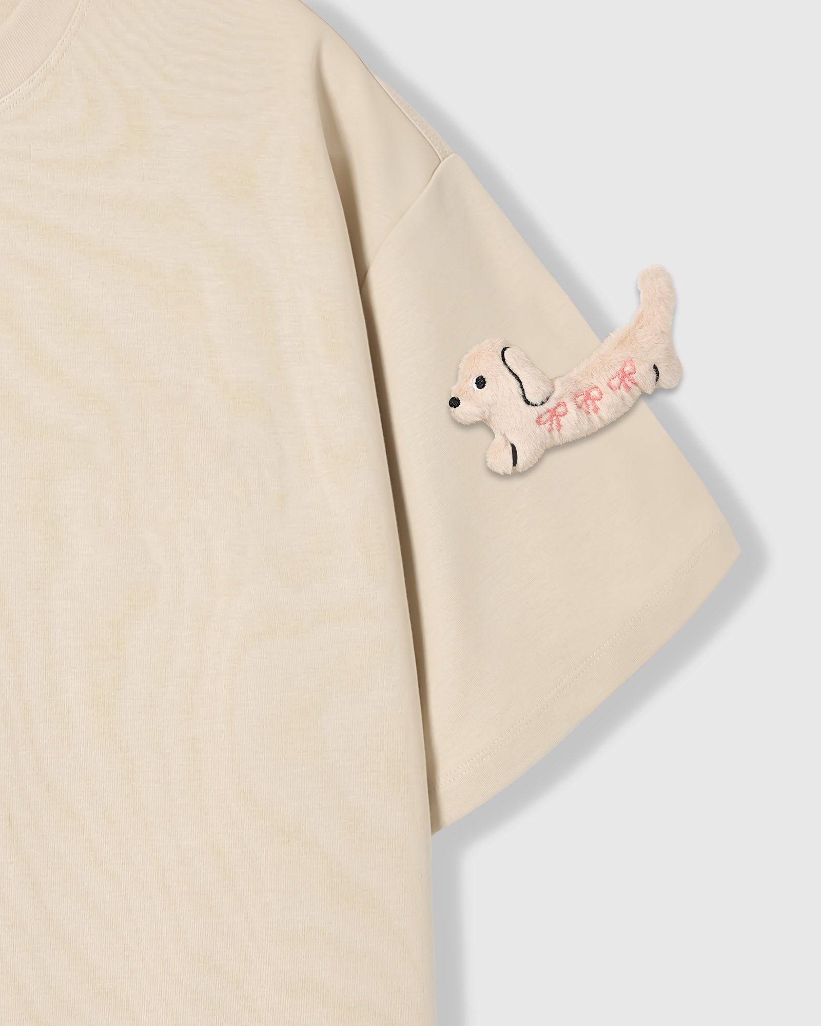 BOW PUPPY SCATTER T-SHIRT — KREM