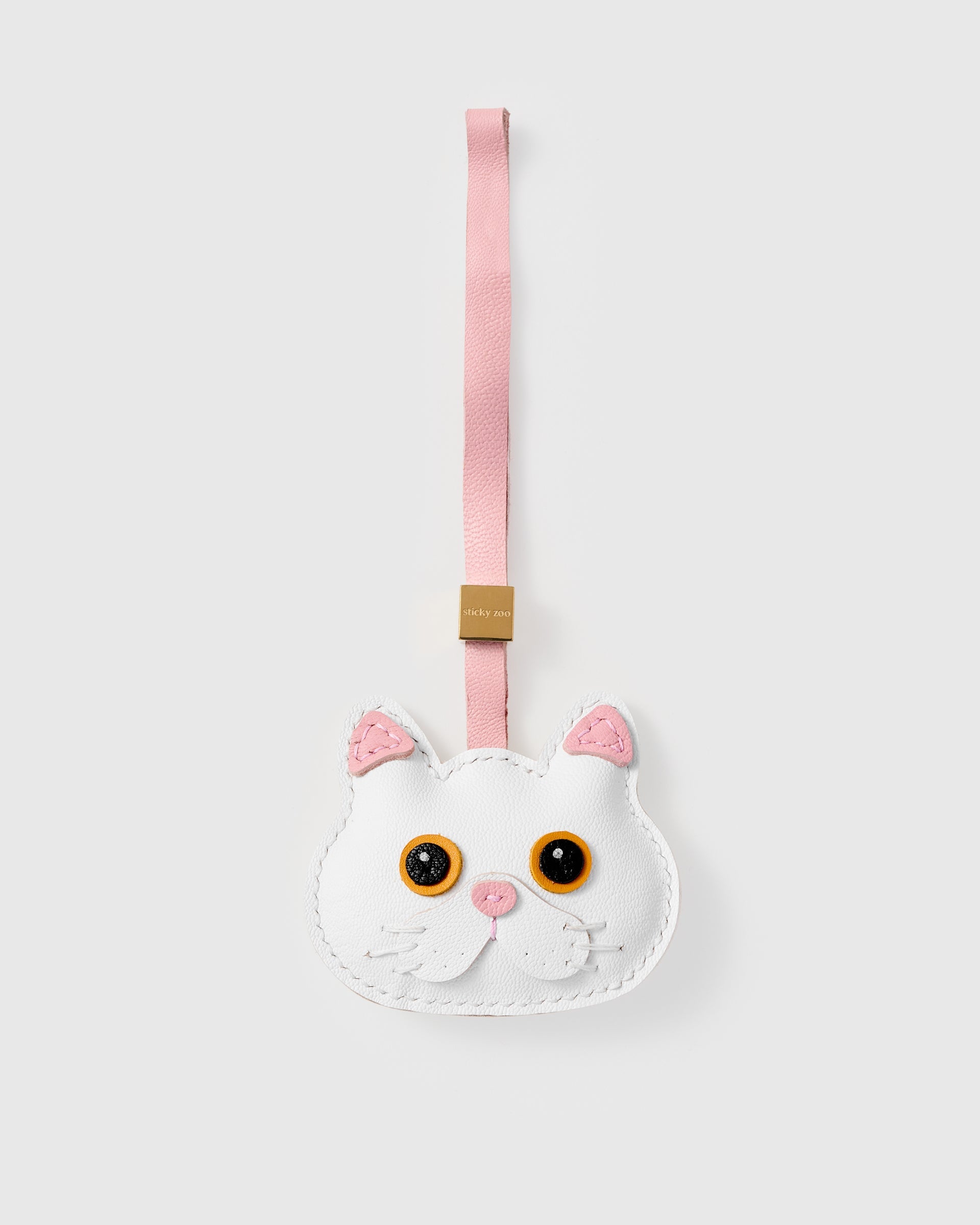PALAMUTI NG PUSA NA SNOWY