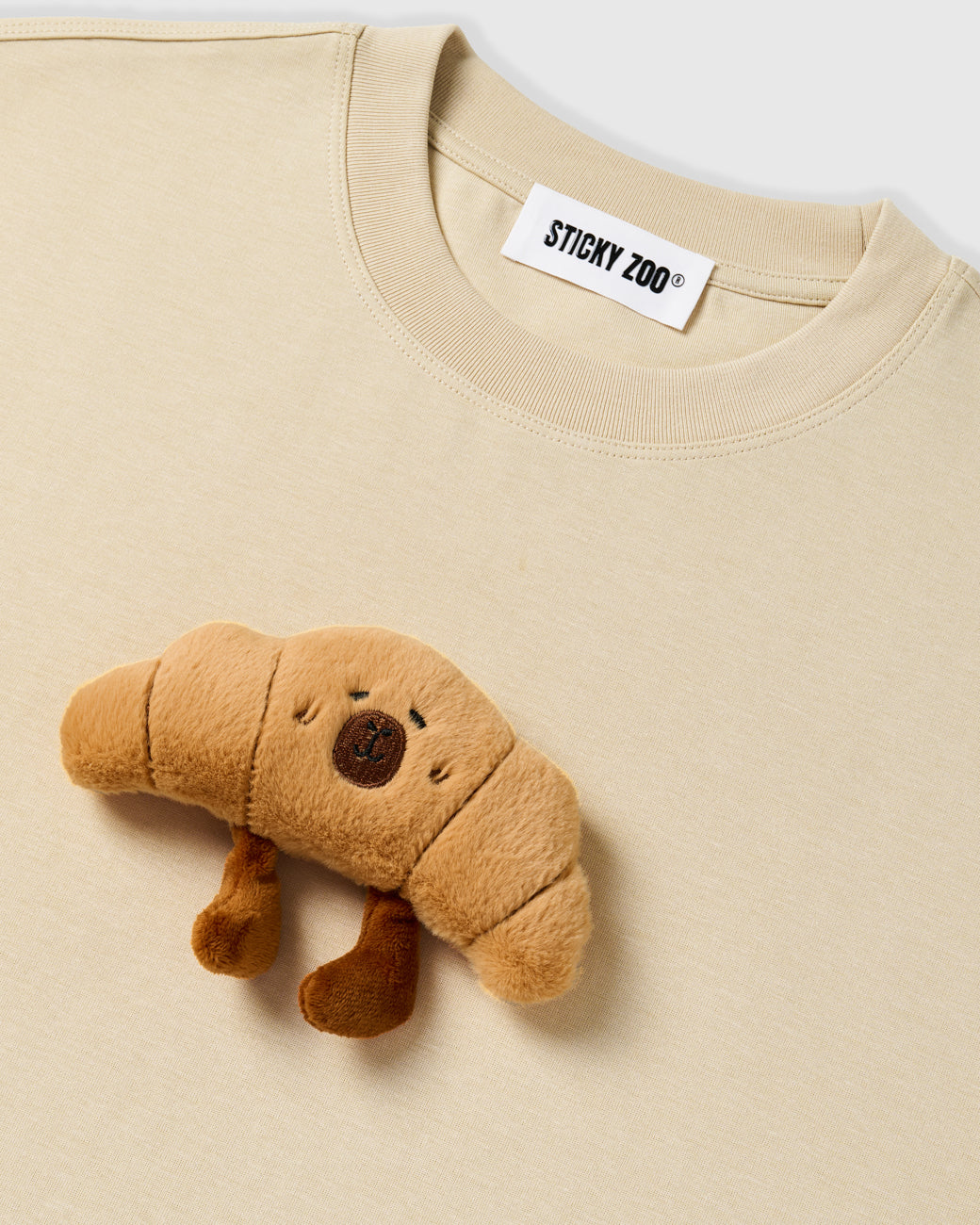 TUMATAKAS NA CROISSANT NA T-SHIRT