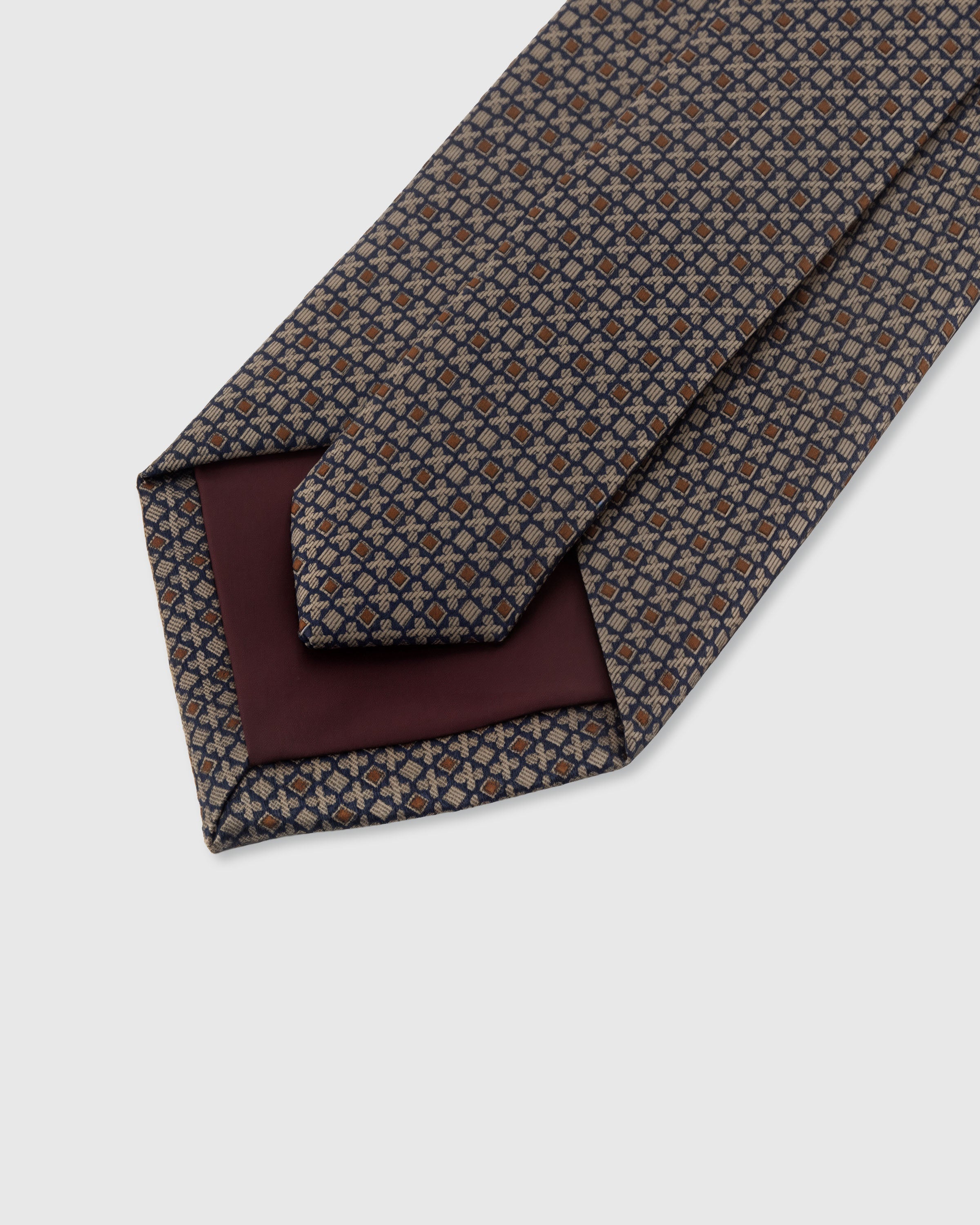 TAUPE LATTICE NA KORBATAS