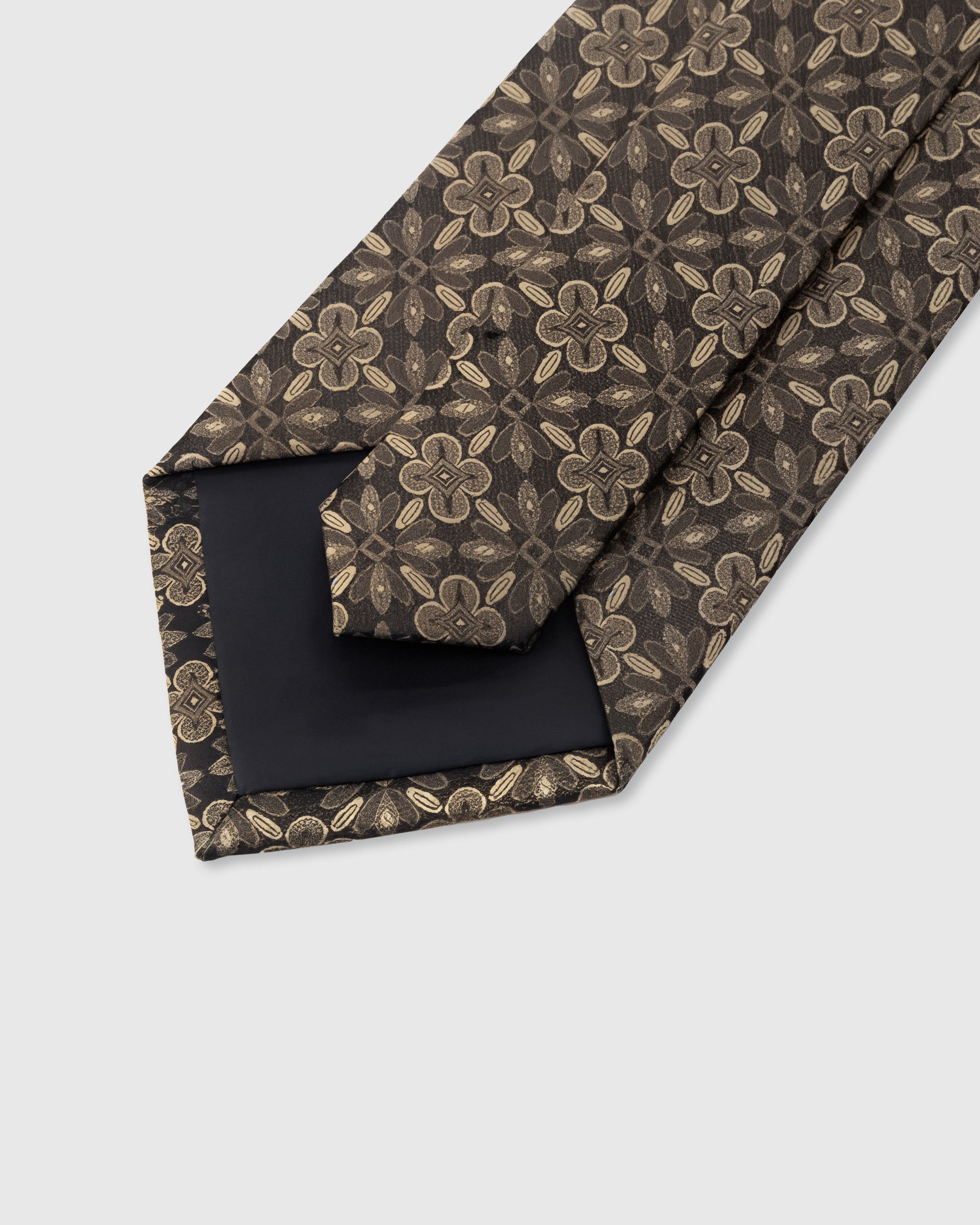 WALNUT MEDALLION TIE