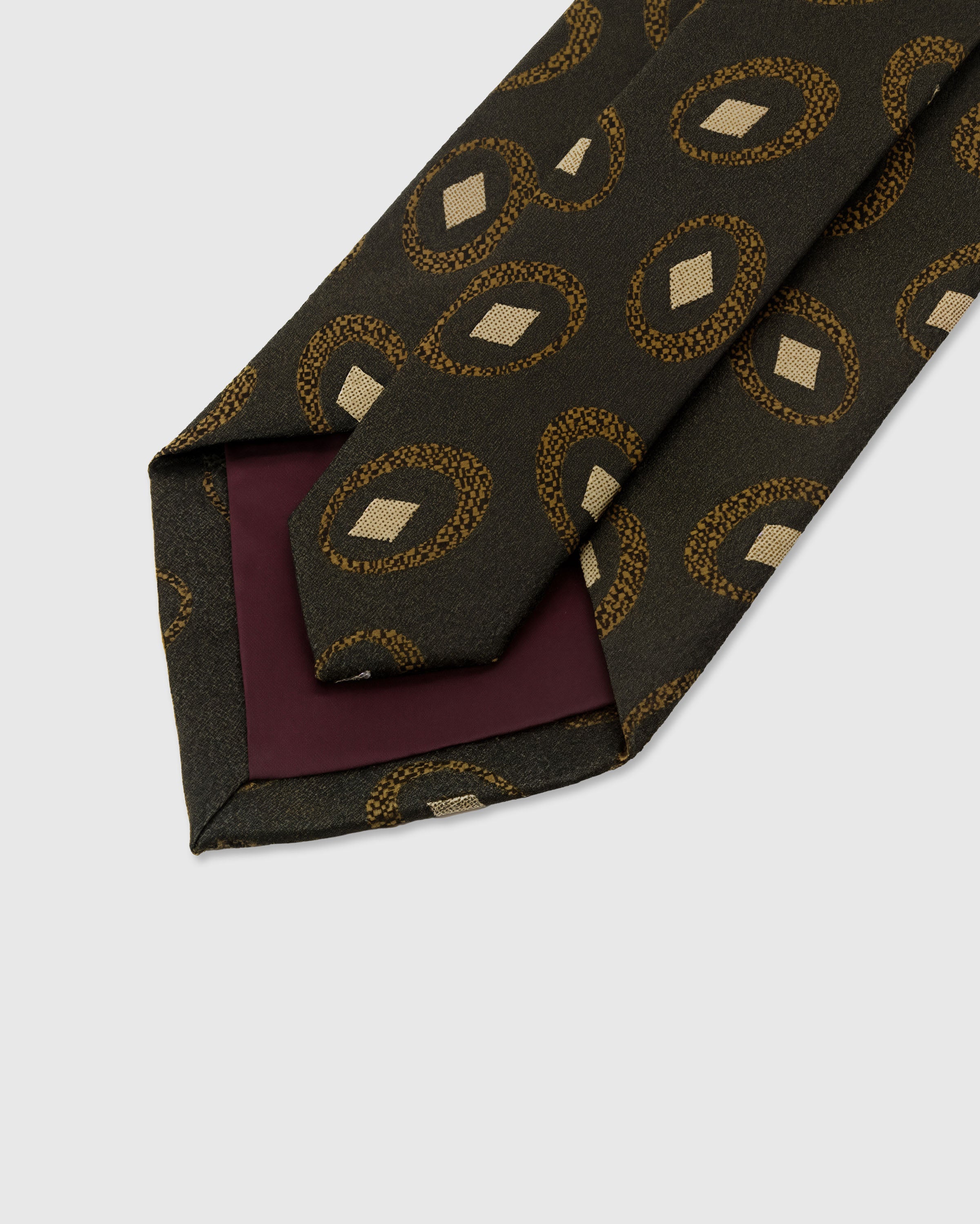 UMBER MEDALLION TIE