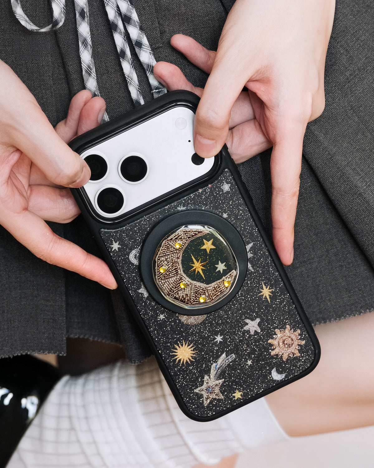 BEADED MOON CASE NG TELEPONO  