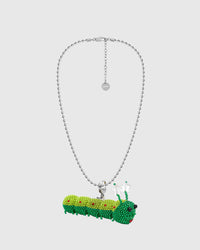 KWINTAS NA MAY PERLAS NG GREEN CATERPILLAR